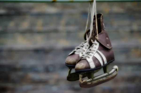 Vintage Paar Mens Ijs Schaatsen Onscherpe Achtergrond — Stockfoto