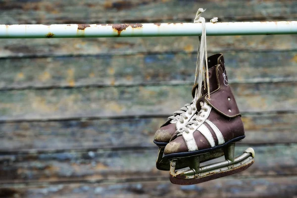 背景をぼかした写真にメンズ アイス スケートのビンテージのペア — ストック写真