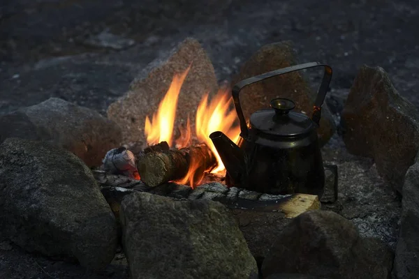 Wasserkocher Lagerfeuer Mit Feuerholz — Stockfoto