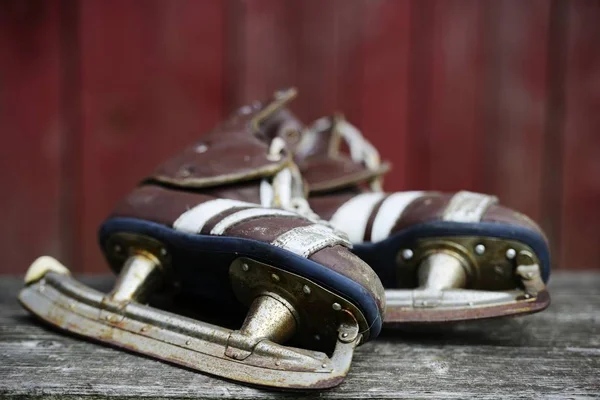 Vintage Pair Mens Ice Skates Blurred Background — Stock Photo, Image