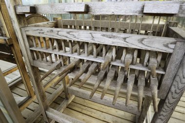 Çan kulesine içinde eski ahşap tonlarda ses veren çanlar ziller klavye