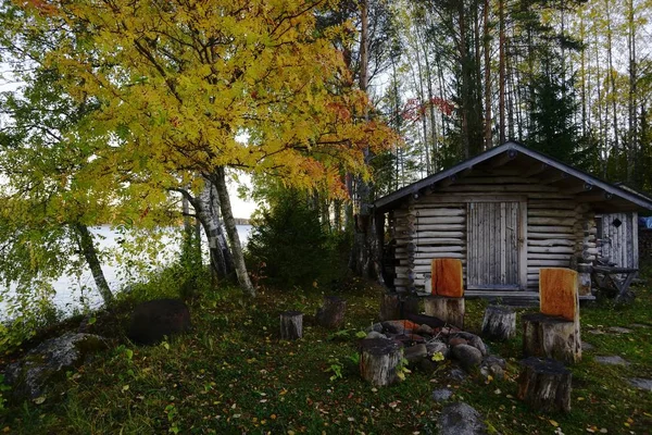 湖岸边的钓鱼小屋和烧烤场所 — 图库照片