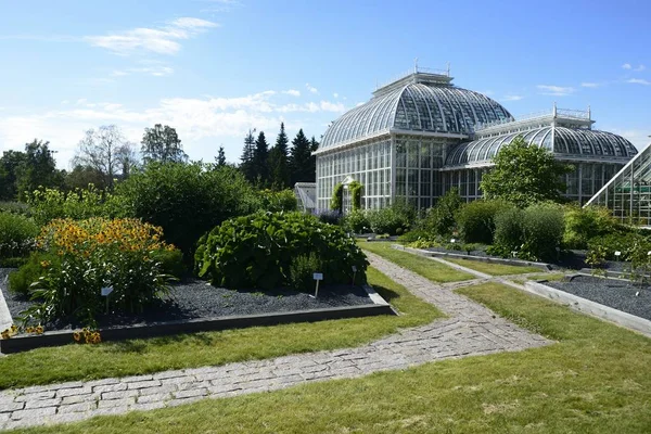 ヘルシンキ フィンランド 2018 ヘルシンキのカイサニエミにヘルシンキ大学ボタニカル ガーデン 1889 年に建てられたパーム ハウス — ストック写真