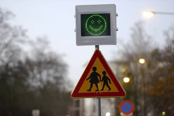 Road Sign School Snelheid Controle Met Een Smiley — Stockfoto