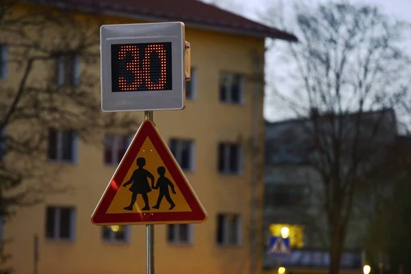 Road Sign School Snelheid Controle Met Een Indicatie Van Snelheid — Stockfoto