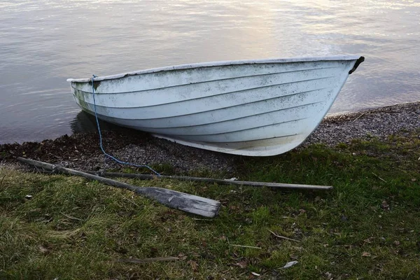 Träbåt Och Åror Sjön — Stockfoto