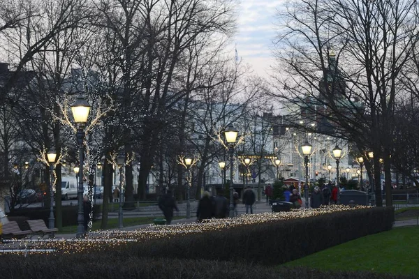 芬兰赫尔辛基 2018年12月6日 赫尔辛基滨海艺术中心夜间的圣诞彩灯 — 图库照片