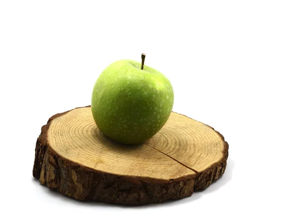 Świeże Zielone Jabłko Spotted Drewniane Koło Split Cięcia — Zdjęcie stockowe