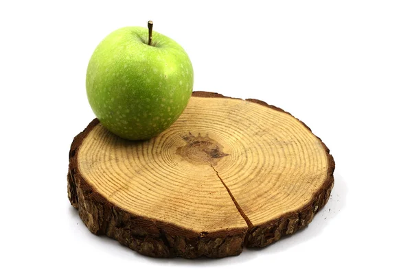 Verse Groene Gevlekte Appel Houten Cirkel Met Een Split Gesneden — Stockfoto