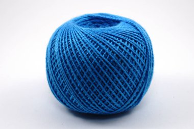 beyaz zemin üzerinde mavi yün skein