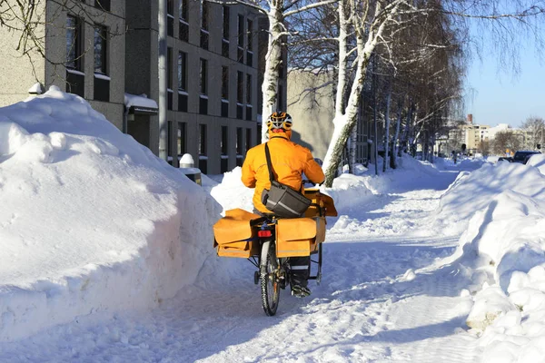 Carteiro Monta Uma Bicicleta Entre Snowdrifts Finlândia — Fotografia de Stock