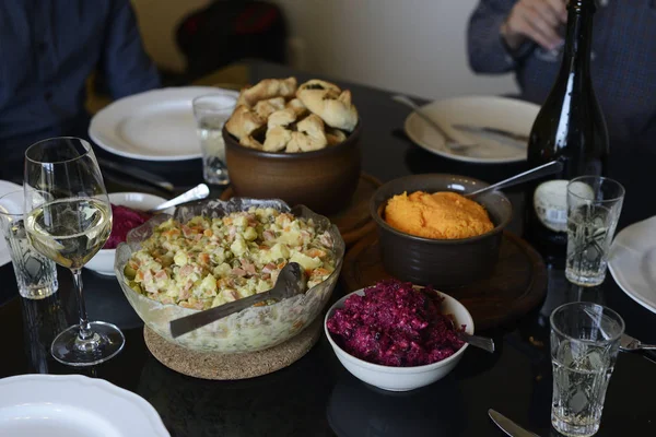 Jogo de mesa, saladas, copos e garrafa de vinho — Fotografia de Stock