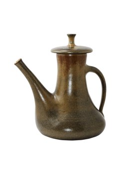 Seramik kahve makinesini beyaz bir arka planda, kırpma yolu