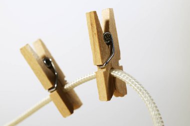 bir ip üzerinde iki ahşap clothespins dönüştürün