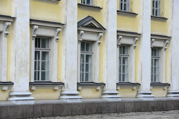 Casa no estilo de classicismo em Helsinki, Finlândia — Fotografia de Stock