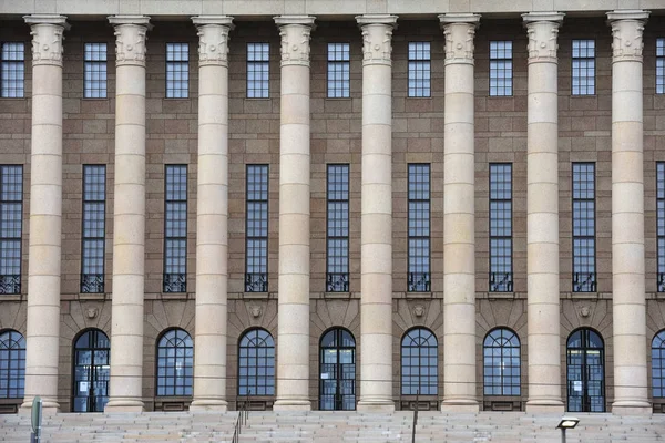 Helsinki, Finlandia - 30 de marzo de 2019: fachada del Parlamento de —  Fotos de Stock