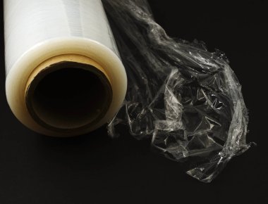 siyah arka plan üzerinde plastik gıda şal