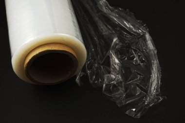 siyah arka plan üzerinde plastik gıda şal