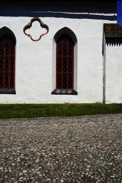 Bir ortaçağ kilise ve arnavut kaldırım duvar — Stok fotoğraf