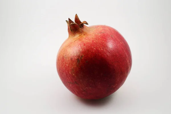 Vacker mogen röd granatäpple på en vit — Stockfoto