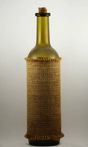 Garrafa de vinho burlap com cortiça — Fotografia de Stock