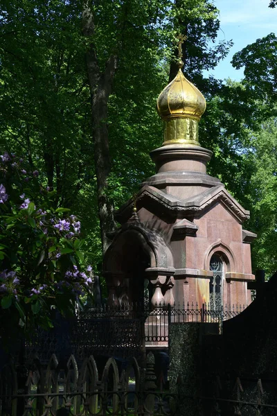 Stenortodoxt kapell på kyrkogården — Stockfoto