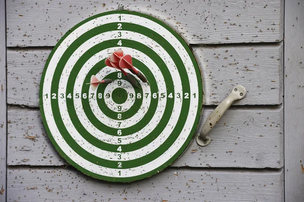 Oude Darts target opknoping op de deur buitenshuis — Stockfoto
