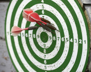 kapıda asılı eski dart hedef 