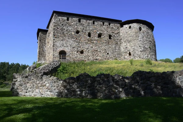 Finlandiya'da bir kaya üzerinde ortaçağ Raseborg kale — Stok fotoğraf