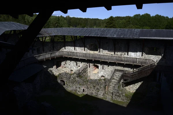 Pátio de um castelo medieval de Raseborg sobre uma rocha na Finlândia — Fotografia de Stock