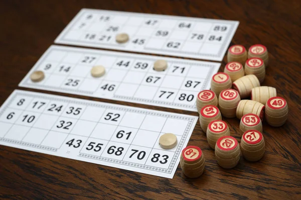 Cartas e barris para o jogo de loteria na mesa — Fotografia de Stock