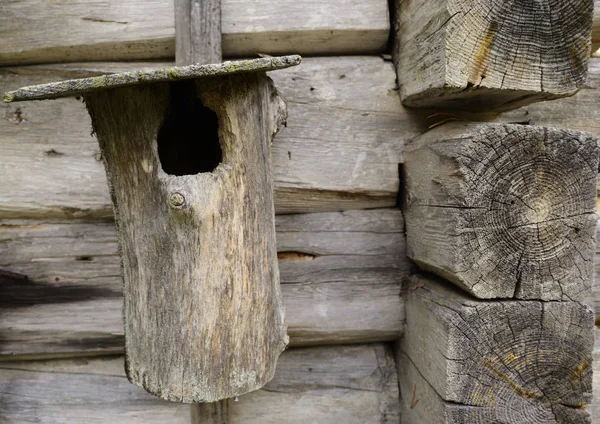 Oude houten nest box op een muur — Stockfoto