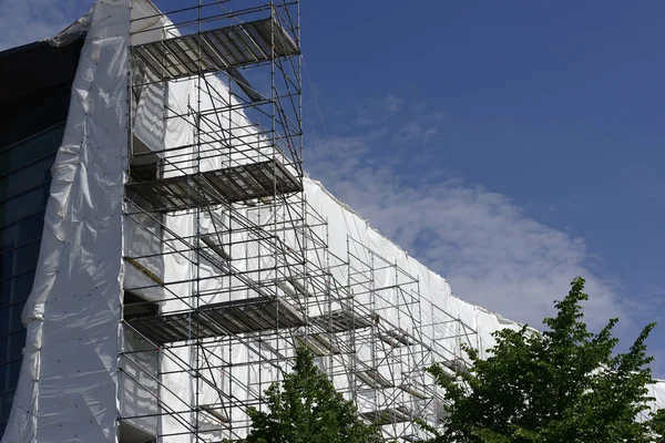 Fachada coberta de tecido durante a renovação do edifício — Fotografia de Stock