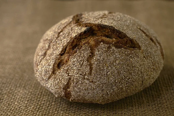 传统的芬兰黑麦面包在粗麻布 — 图库照片