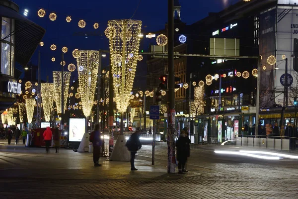 Helsinki, Finlândia - 6 de dezembro de 2018: Luzes de Natal em Hels — Fotografia de Stock