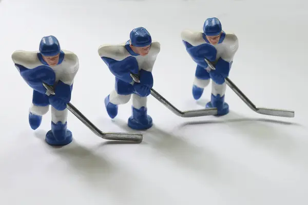Игрушечные пластиковые хоккеисты сборной Финляндии — стоковое фото