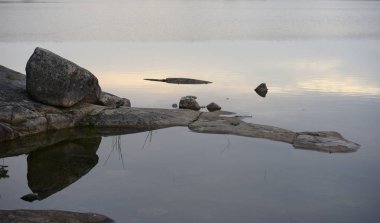 Finlandiya'da göl taşları ve kayalık kıyısı