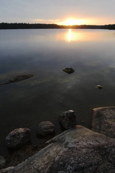 Pietre e sponde rocciose del lago in Finlandia — Foto Stock
