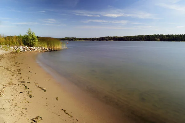 Piaszczysta plaża nad zatoką Morza Bałtyckiego — Zdjęcie stockowe