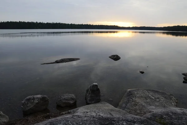 Finlandiya'da göl taşları ve kayalık kıyısı — Stok fotoğraf