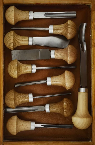 Carving tools in een houten kist — Stockfoto