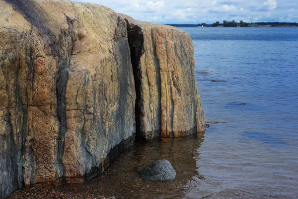 Roca en la orilla del Mar Báltico —  Fotos de Stock