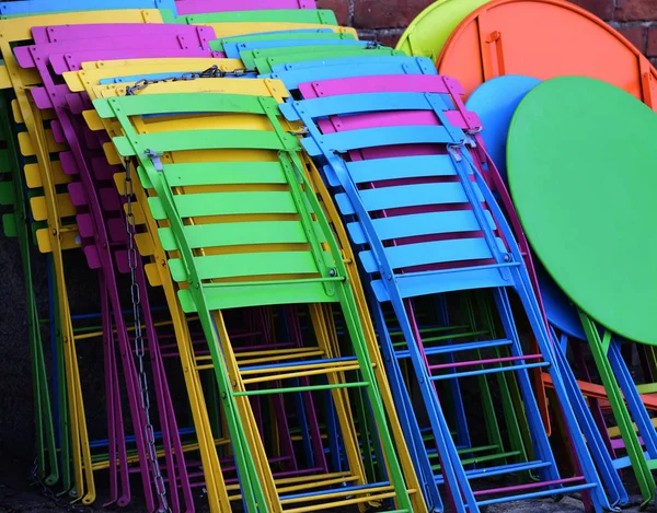 Olikfärgade hopfällbara plast möbler — Stockfoto