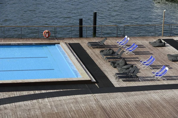 Area ricreativa vicino alla piscina all'aperto — Foto Stock
