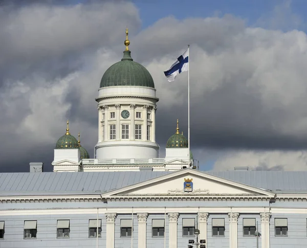 Sventola bandiera nazionale della Finlandia contro la Cattedrale di Helsinki — Foto Stock