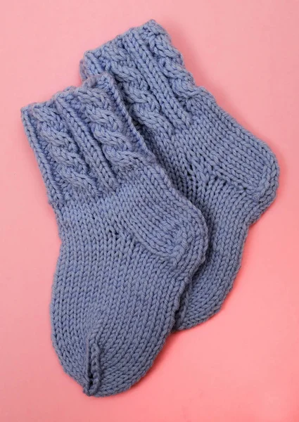 Pletené vlněné ponožky na růžovém pozadí — Stock fotografie