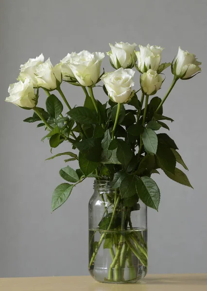 Bouquet of white roses in a glass jar — Stock Photo, Image