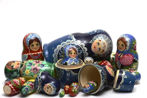 Bonecas de nidificação russas tradicionais espalhadas em uma bagunça em um branco — Fotografia de Stock
