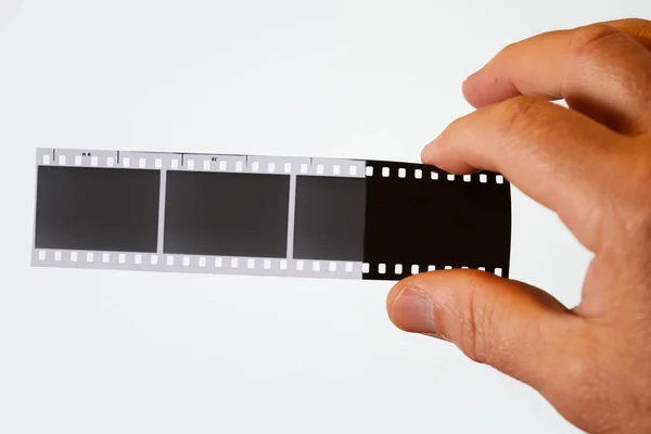 Utvecklade Negativ Film Handen Vit Bakgrund — Stockfoto