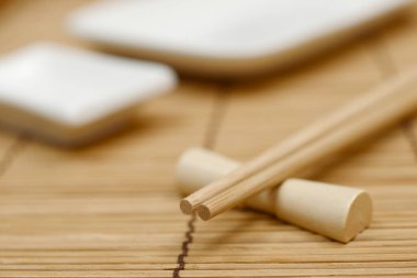 Japon yemek çubukları, bambu hasırı ve suşi yemekleri.